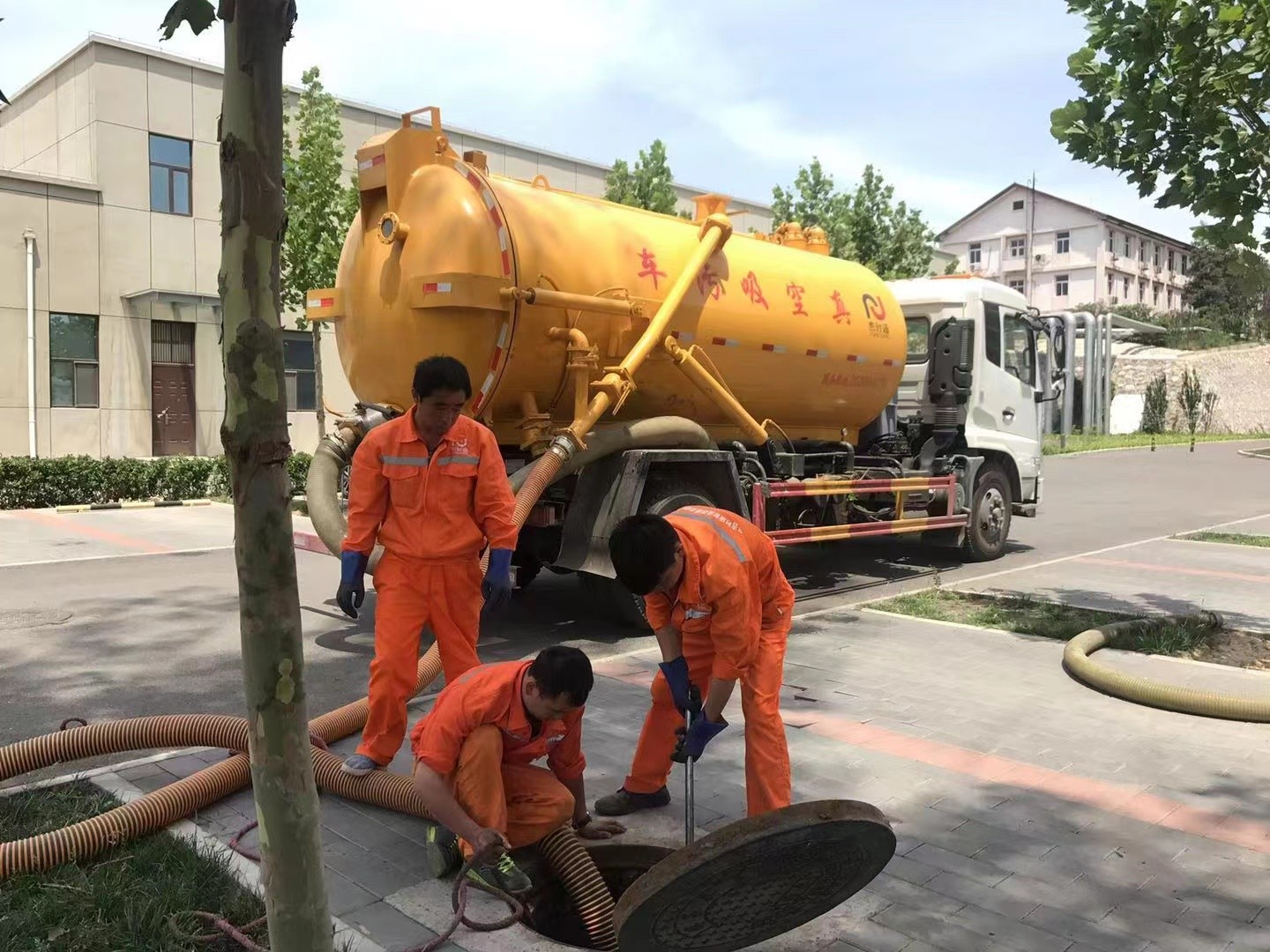 江都管道疏通车停在窨井附近