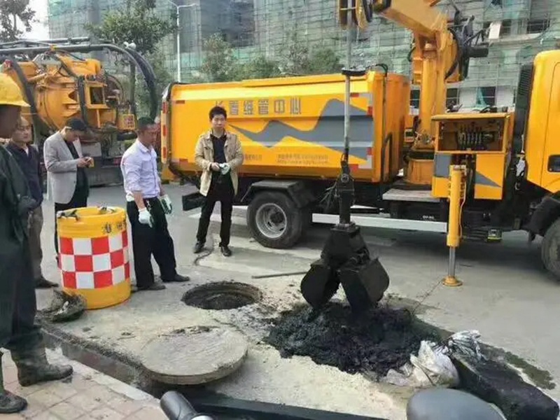 江都街道：网格员化身“清道夫”，为民解忧疏通“堵心”化粪池