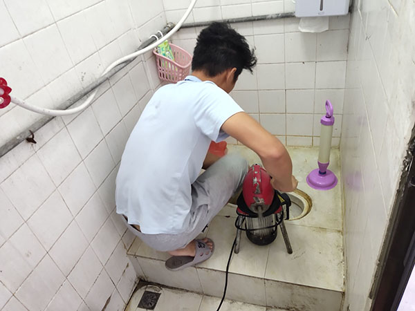 江都管道堵塞冒臭气 专业师傅现场解决问题