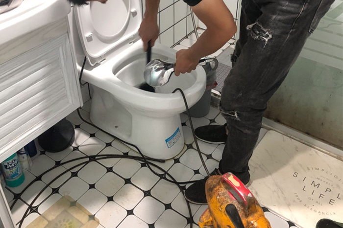 江都马桶堵塞自己疏通还是找师傅？专业上门服务让你省时更省心