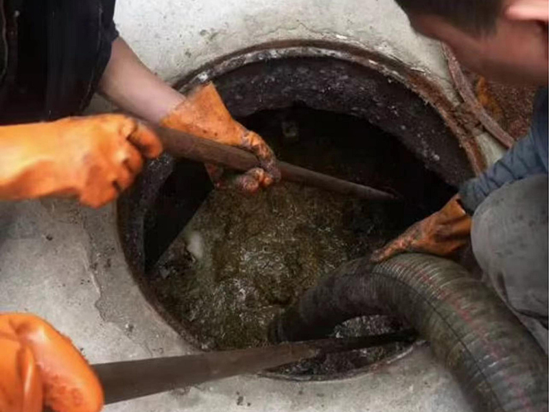 江都清理化粪池时如何避免沼气的危害？